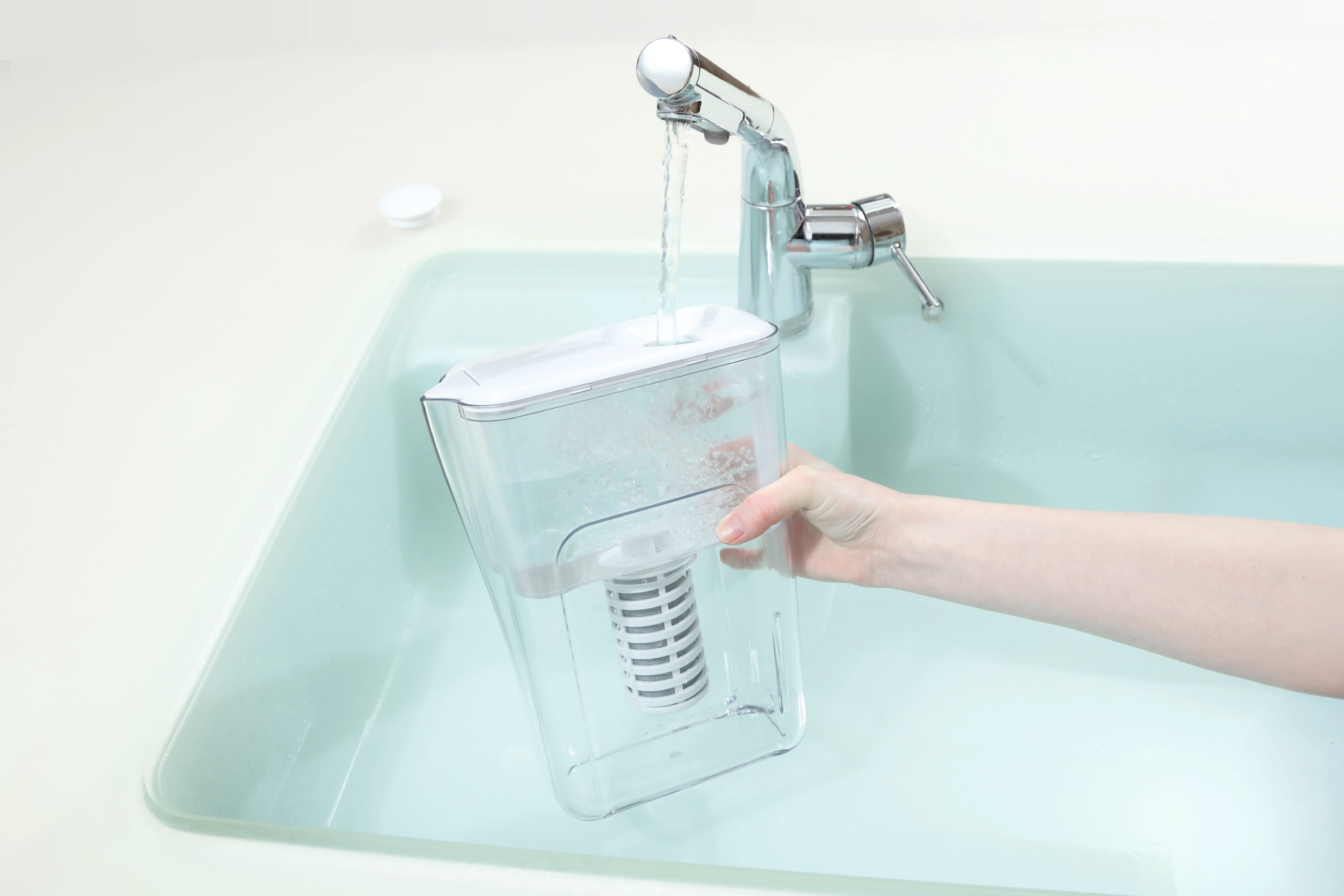 水道水を注ぐ