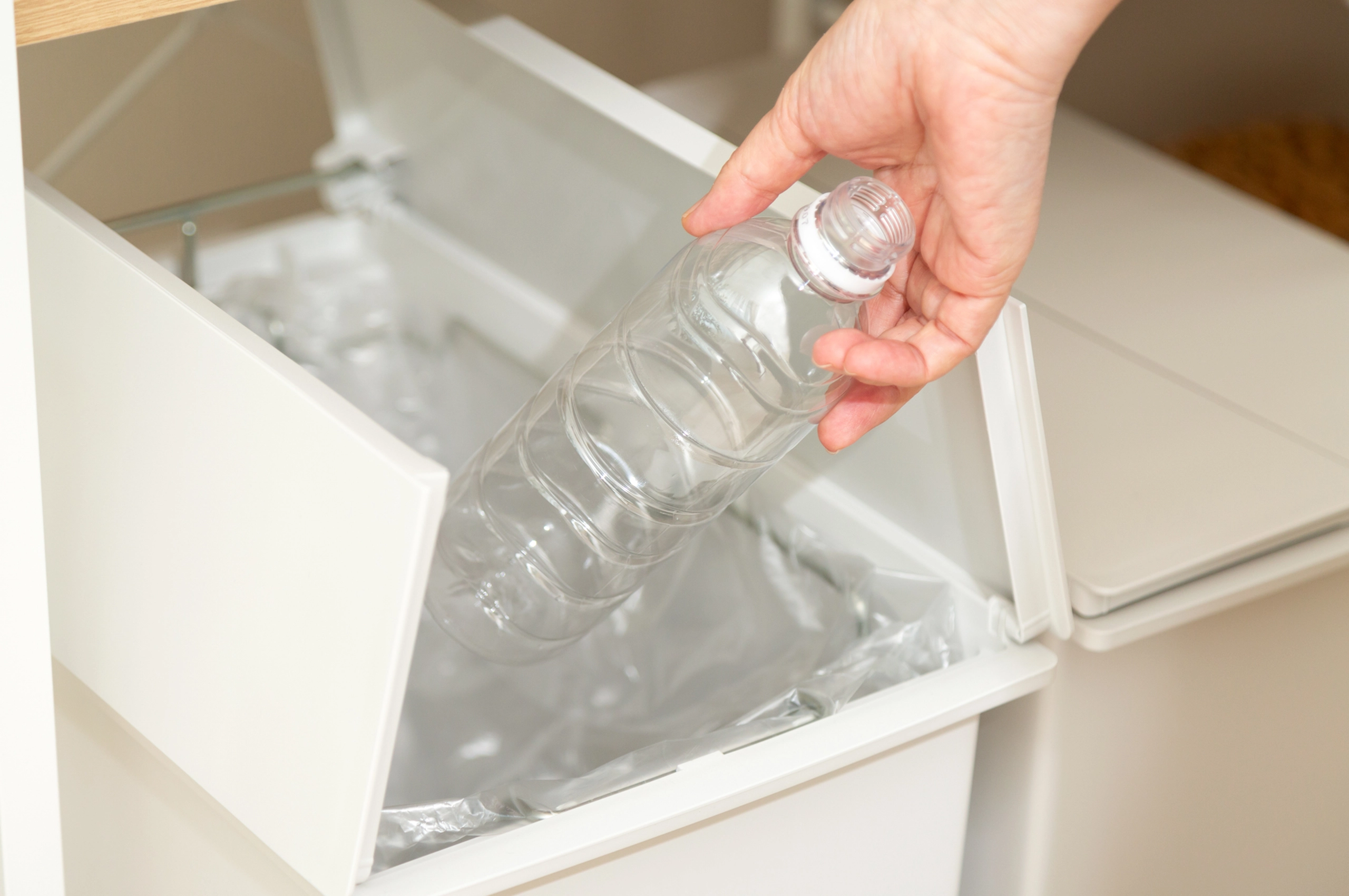 ペットボトル水を買ってるけど、ゴミが大量に出て困る。計算したらすごく高い！もっとお得で安全な水が欲しい！