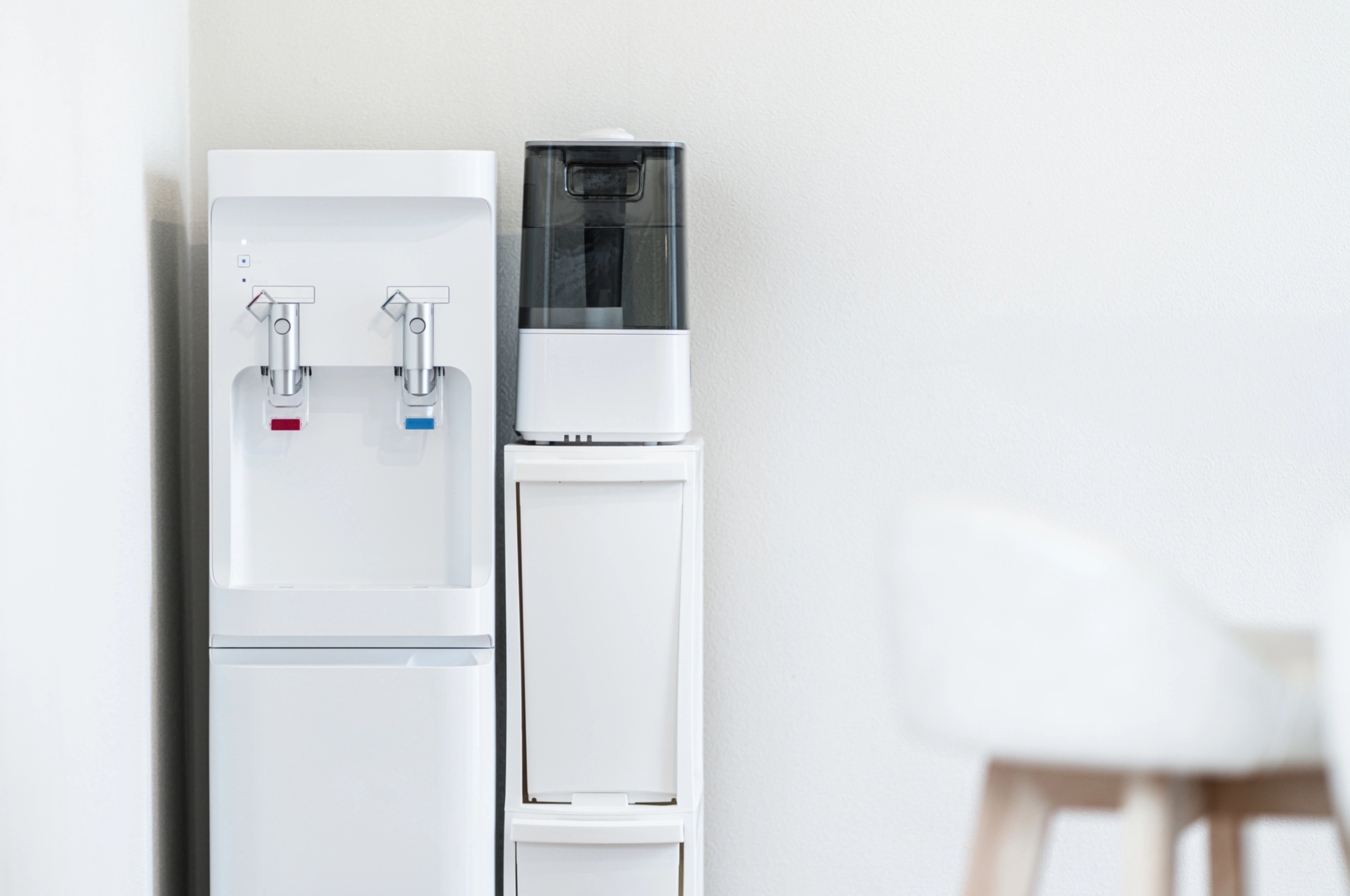ウォーターサーバーはお湯が使えて便利だけど、電気代がかかるし場所も取る。水も重いし交換が大変。水そのものが高いし容器の臭いも気になる。
